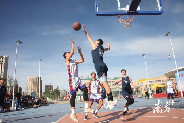  粤新两地球员开启一场精采的公园篮球角逐