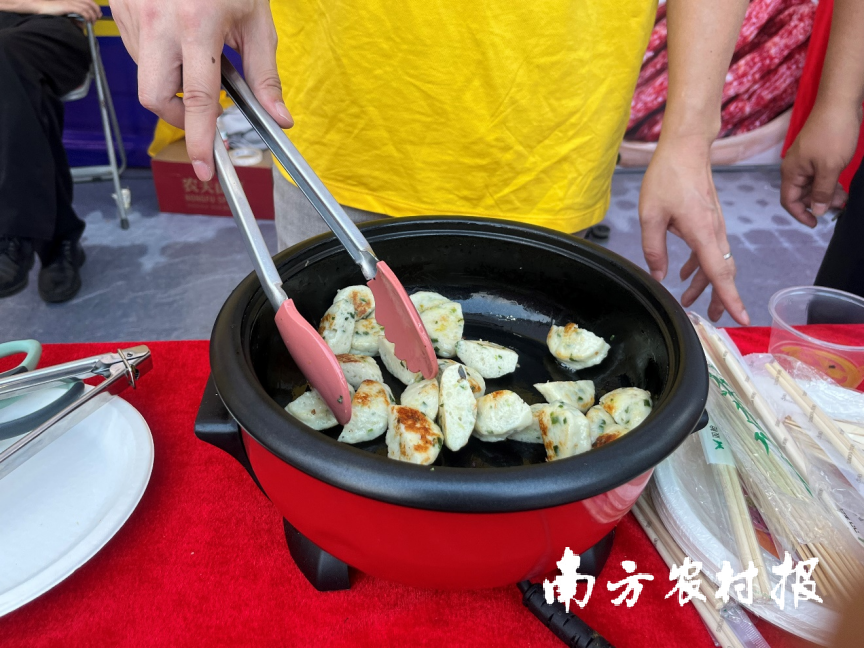 现场可品味原汁原味的脆肉鲩丸。 何雪琪 摄