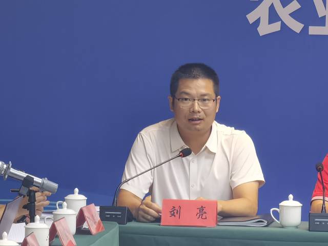 陆丰市副市长刘亮介绍陆丰市主要农业产业简况及目前农业现代化示范区创建情况