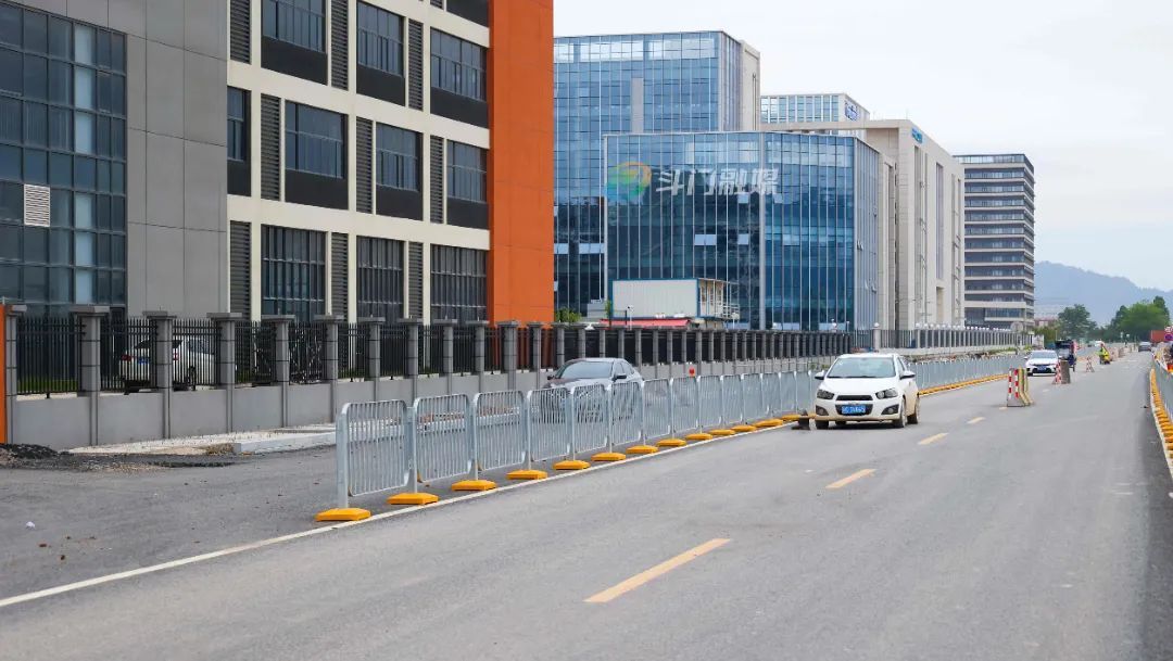 新港大道提升改造一期工程左幅道路已全面贯通。