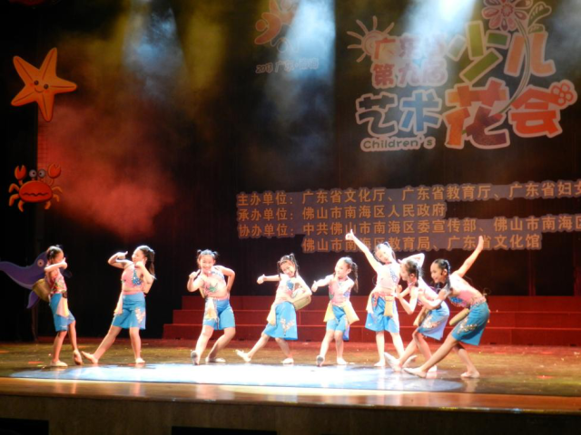 肇庆市广宁县新城小学的学生表演广宁童谣《挖笋谣》。受访者供图