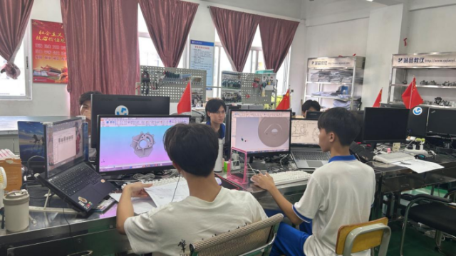肇慶市技師學(xué)院CAD機(jī)械設(shè)計(jì)項(xiàng)目競(jìng)賽訓(xùn)練室（李瑞雪/攝）