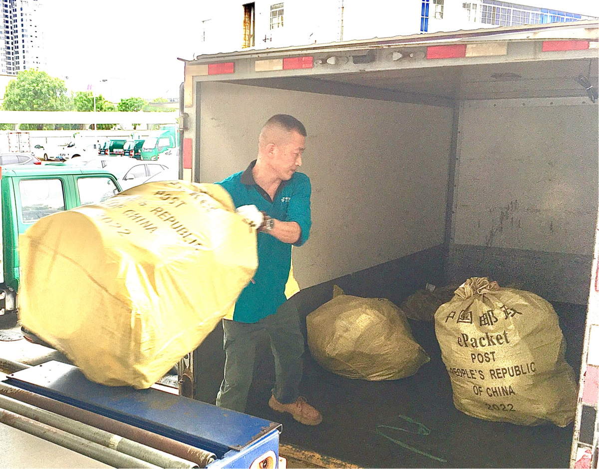 加强安检工作力度,保证邮包安全出港。 加强安检工作力度,保证邮包安全出港。