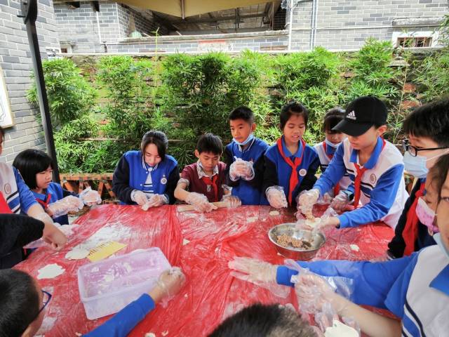 周边地区的中小学生来到莲江村，开展各式各样的研学实践活动。