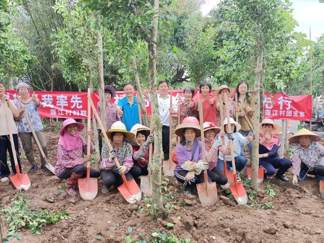 莲江村落规画党员、村落夷易近、乡贤等种树植绿，往年全村落共植树2900株。