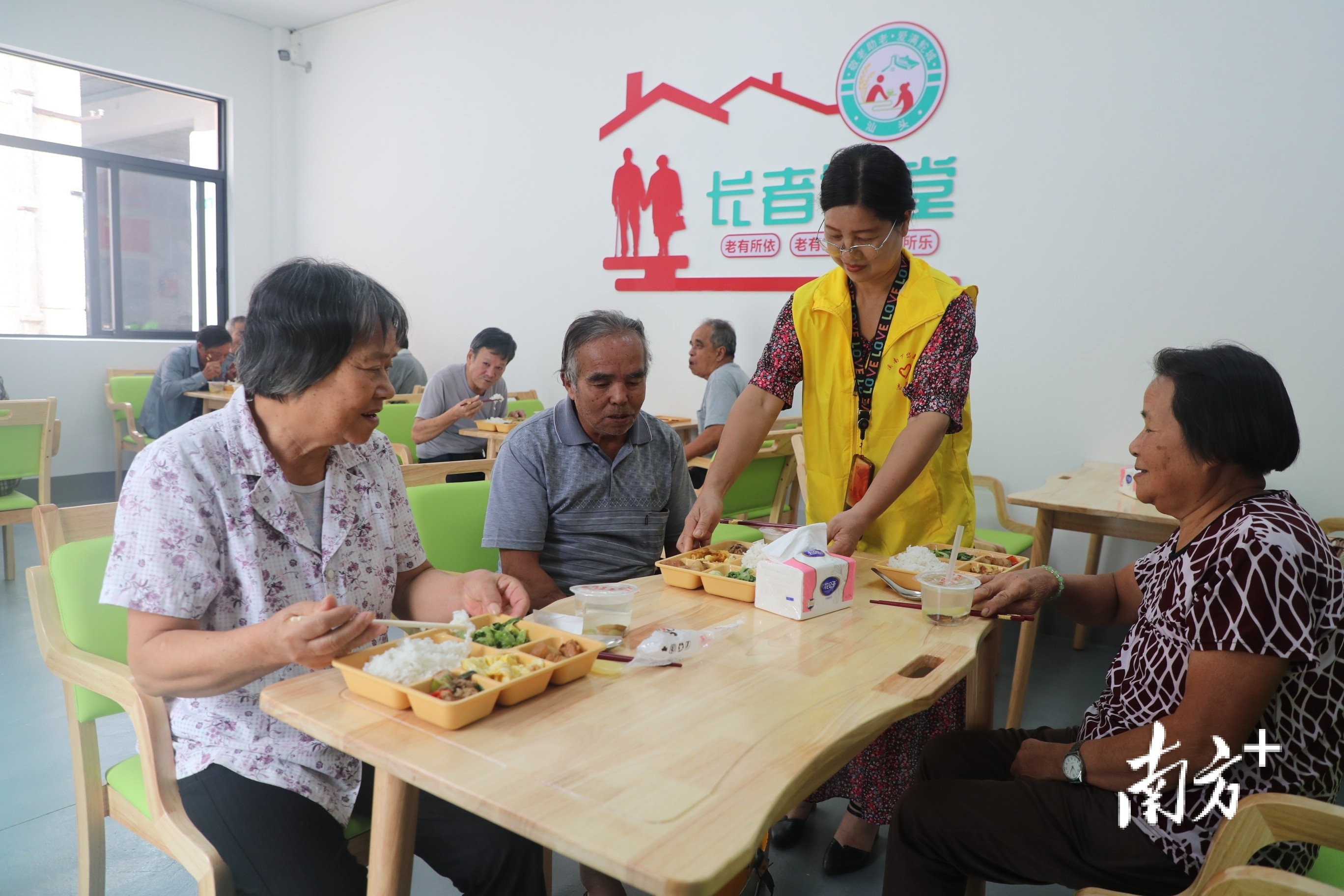 汕头把“长者饭堂”列入为民办实事项目，保障老年人用餐需求。杨立轩 摄