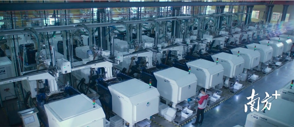 前三季度汕头高技术制造业增加值增长25.6%。图为汕头玩具企业生产车间。受访者供图