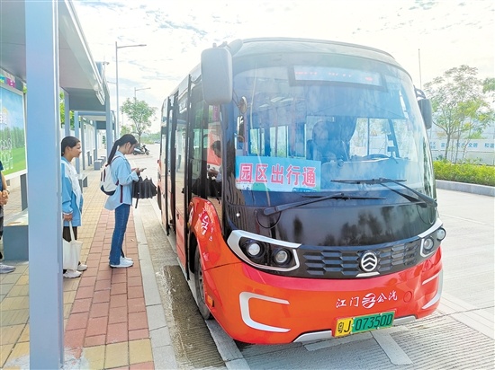 广东南方职业学院学生乘坐“园区出行通”出行。简家琳 摄