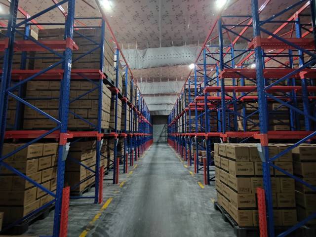 贮藏于梅州平远项目内的各种果浆产品。