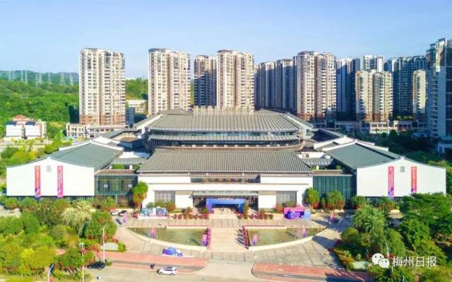 福泽乡里、回报家邦，梅州世界客商中心迎四海客商。