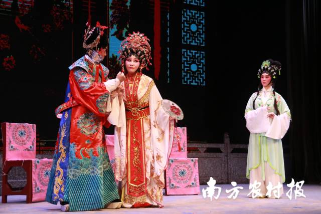 在中荔集团荔枝花旦系列全球推介会上，荔枝花旦进行表演。 林健民摄