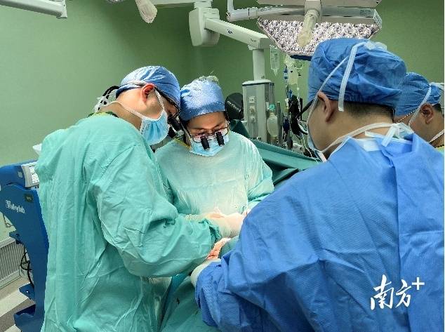 在机器人辅助下，专家团队为患者开展手术。  受访者供图