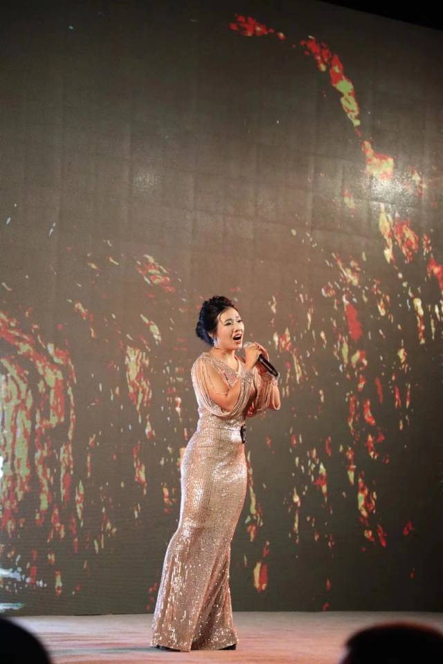 选手李明鑫演唱《美丽家园》