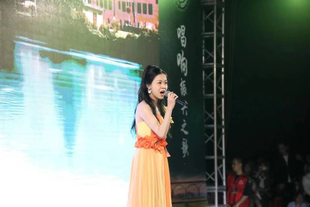 选手张娜娜演唱《大地飞歌》