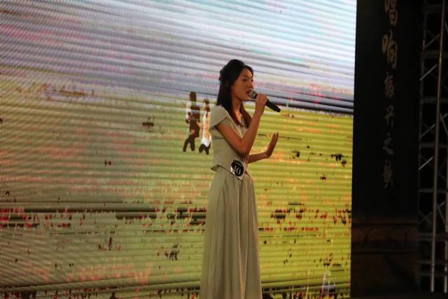 选手周宁演唱《我的歌声里》