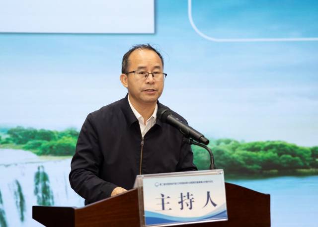 安顺学院党委书记罗荣彬致欢迎辞。