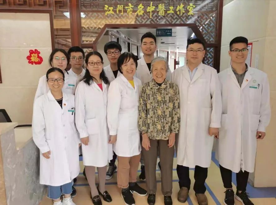 郭欢女、文洁珍、成永明、任小红及其师承弟子合影。