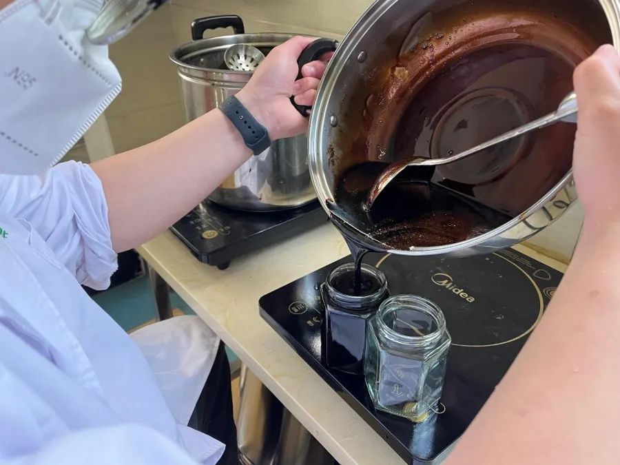 “岭南膏方”成膏分装。