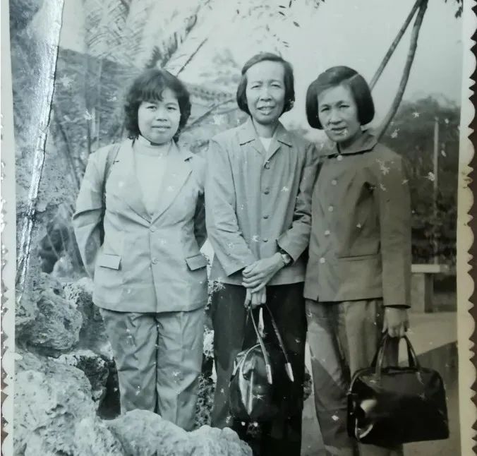 郭欢女（中）于1970年农业生产表彰大会与当地蜂农合照留念。