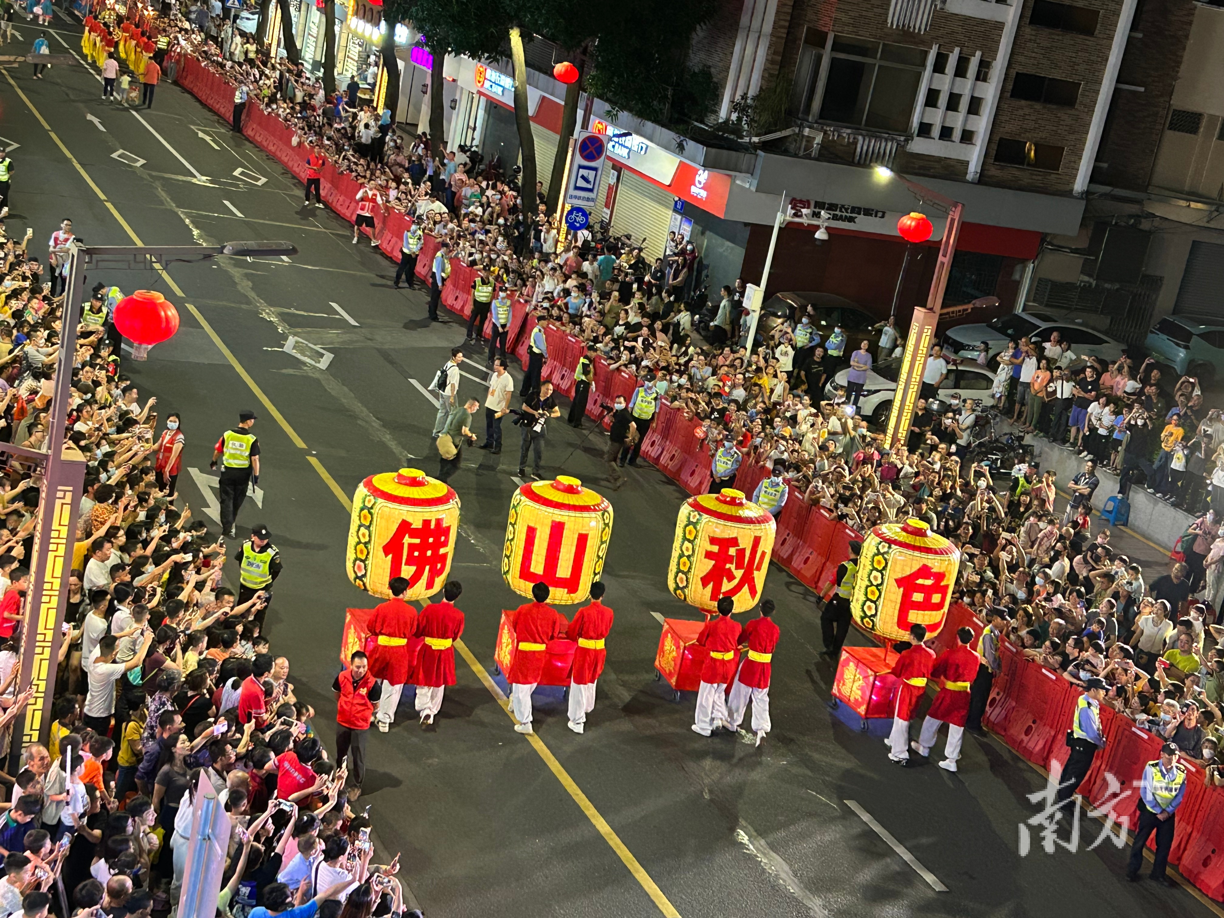 佛山秋色巡游（西樵镇）活动沿线热闹非凡。 西樵镇供图