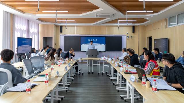 平行论坛现场，与会嘉宾进行精彩汇报。