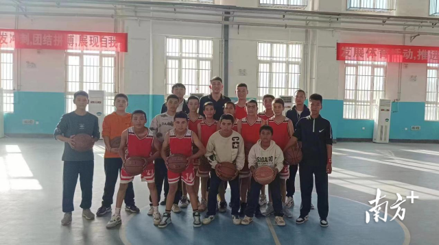 广东的专业篮球运动员与喀什地区中小学生积极互动（受访者供图）