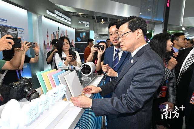 李家超在上海参观第六届中国国际进口博览会香港展示区