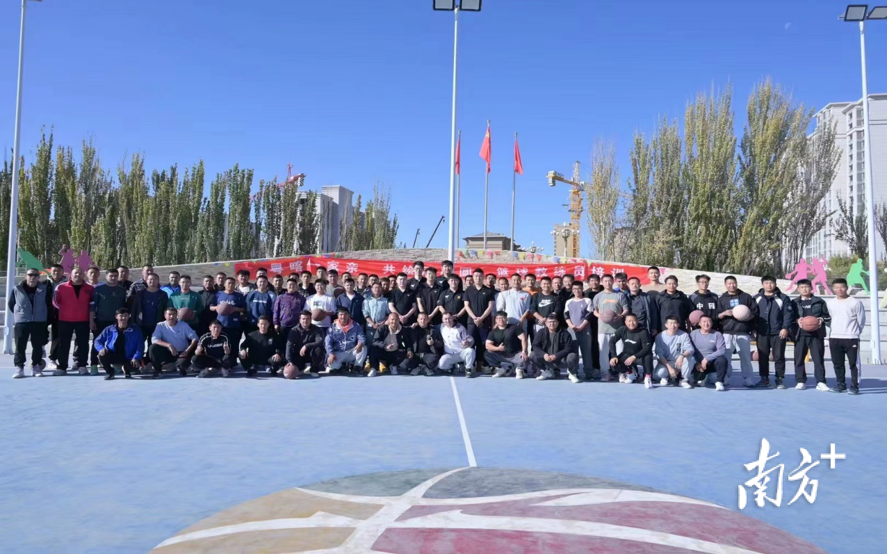  “粤喀一家亲共绘同心圆”篮球磨炼营在喀什地域开班