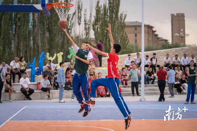  广东重点修筑的喀什篮球公园，成为当地青少年打球放松的好去向（张迪摄）