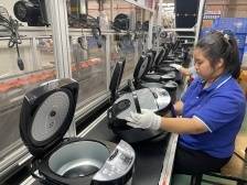 湛江廉江市： 21秒组装一台电饭锅