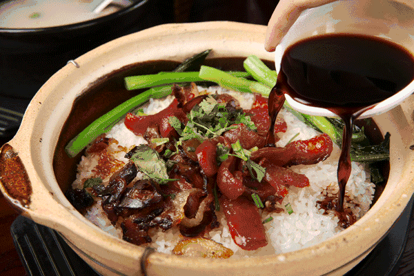 煲仔饭是粤式典型美食。