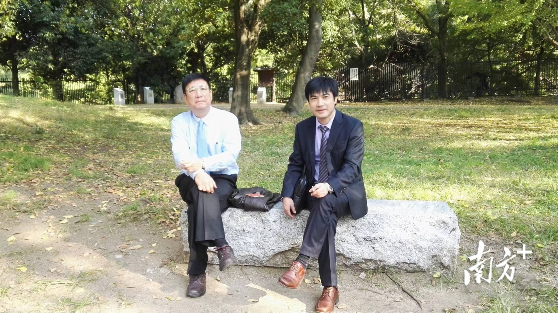 孙志坚(左)和赖伯章(右)在日本的合照。