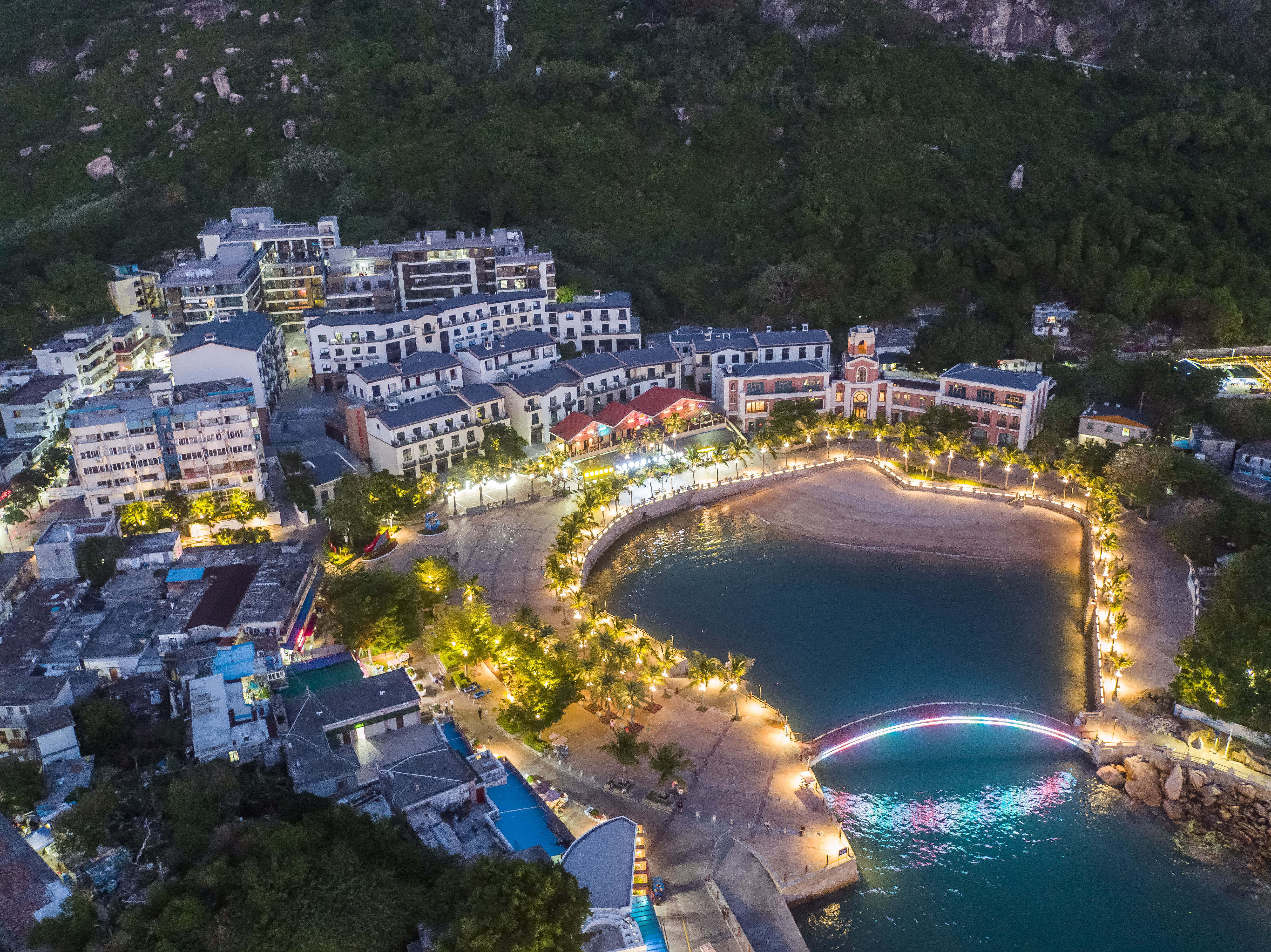 外伶仃村如一颗翡翠镶嵌在碧海之上。