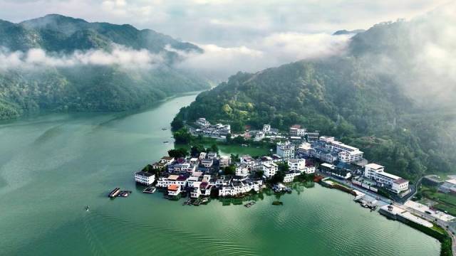 围绕万绿湖这张生态名片，东源着力激活“水经济”（赵春风 摄）