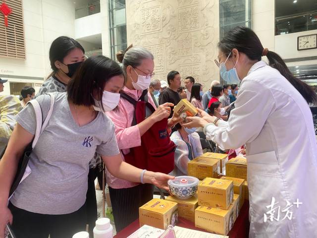 民众咨询膏方养生。  