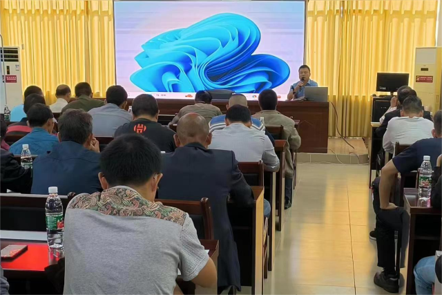 省农业科学院水稻研究所副所长陈国荣授课