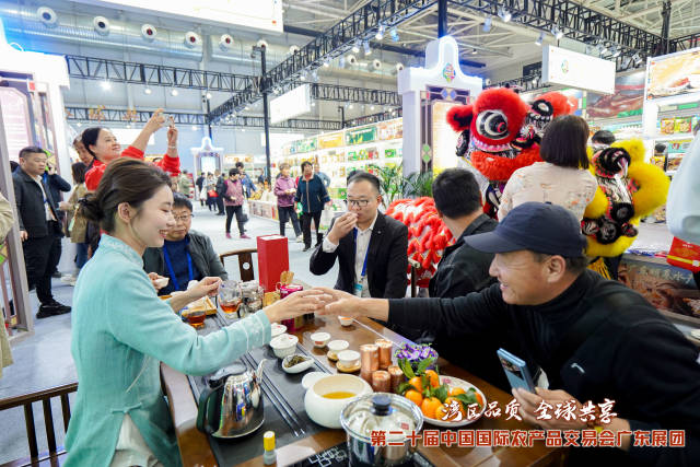 农交会上，英德红茶备受采购商关注。