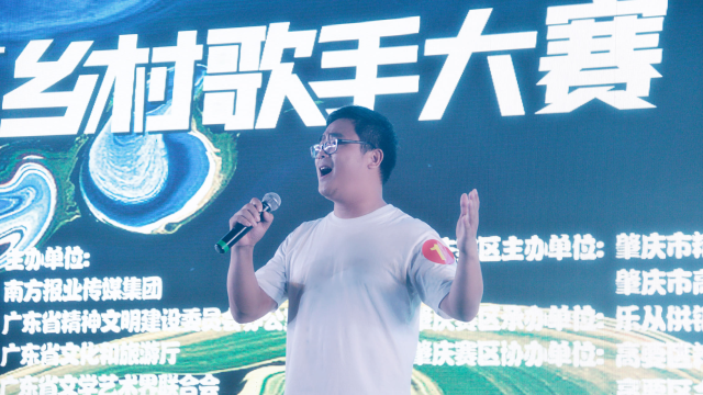 陈英华在广东乡村歌手大赛肇庆赛区决赛舞台演唱。