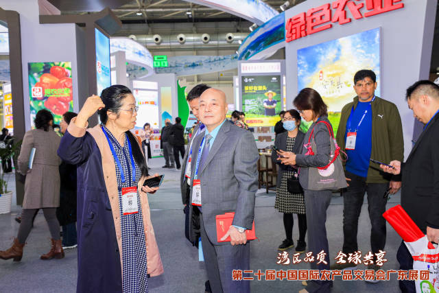 迪拜采购团来到广东展区对接洽谈。