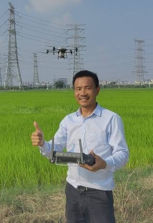 姚雅在田间操作农业无人机（受访者供图）