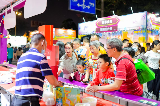 市民光顧預制菜展銷攤位