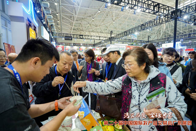 广东预制菜展区人潮涌动。