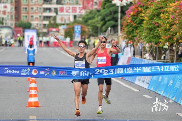 来自江西的选手彭建华以1时8分30秒的成绩获得半程男子马拉松第一名