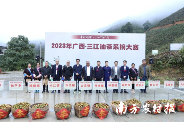 嘉宾与获奖队伍合影。