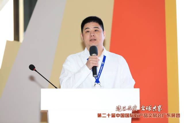 珠海市预制菜产业联盟秘书陈志雄向全国推介广东珠海预制菜拳头产品——“白蕉海鲈”系列菜品。