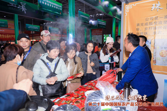 来自珠海的产品吸引了不少市民和采购商的驻足关注。