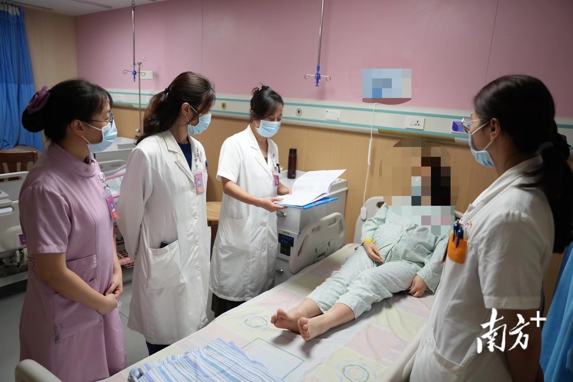 江门市妇幼保健院产科主任黎箐带队前往病房查房。  南方+ 杨兴乐 拍摄