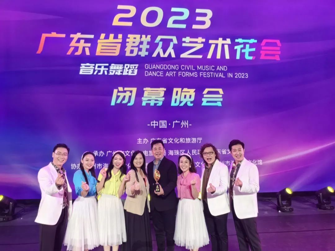 主创团队及演员们合影