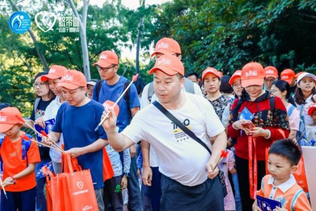 市民参与游戏互动。  