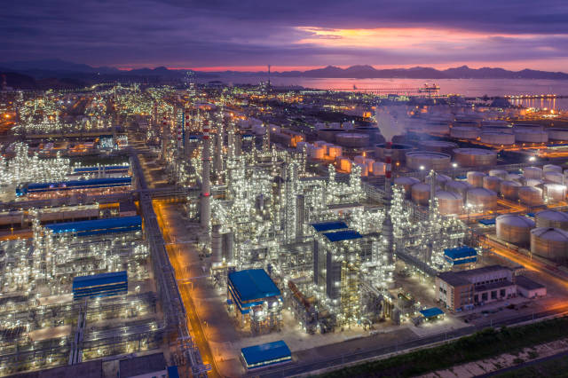 夜幕下的惠州大亚湾石化区。来源:资料图 夜幕下的惠州大亚湾石化区。来源:资料图